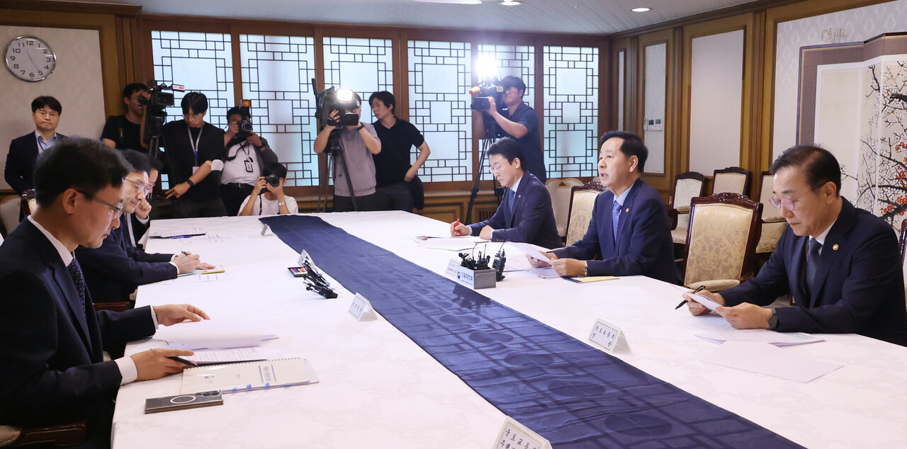 경제부총리 겸 기획재정부 구윤철 장관, 윤창렬 국무조정실장, 국토교통부 김윤덕 장관, 권대영 금융위 부위원장, 임광현 국세청장이 7일 오전 서울 종로구 정부서울청사에서 열린 부동산관계장관회의를 하고 있다. [사진=뉴시스]