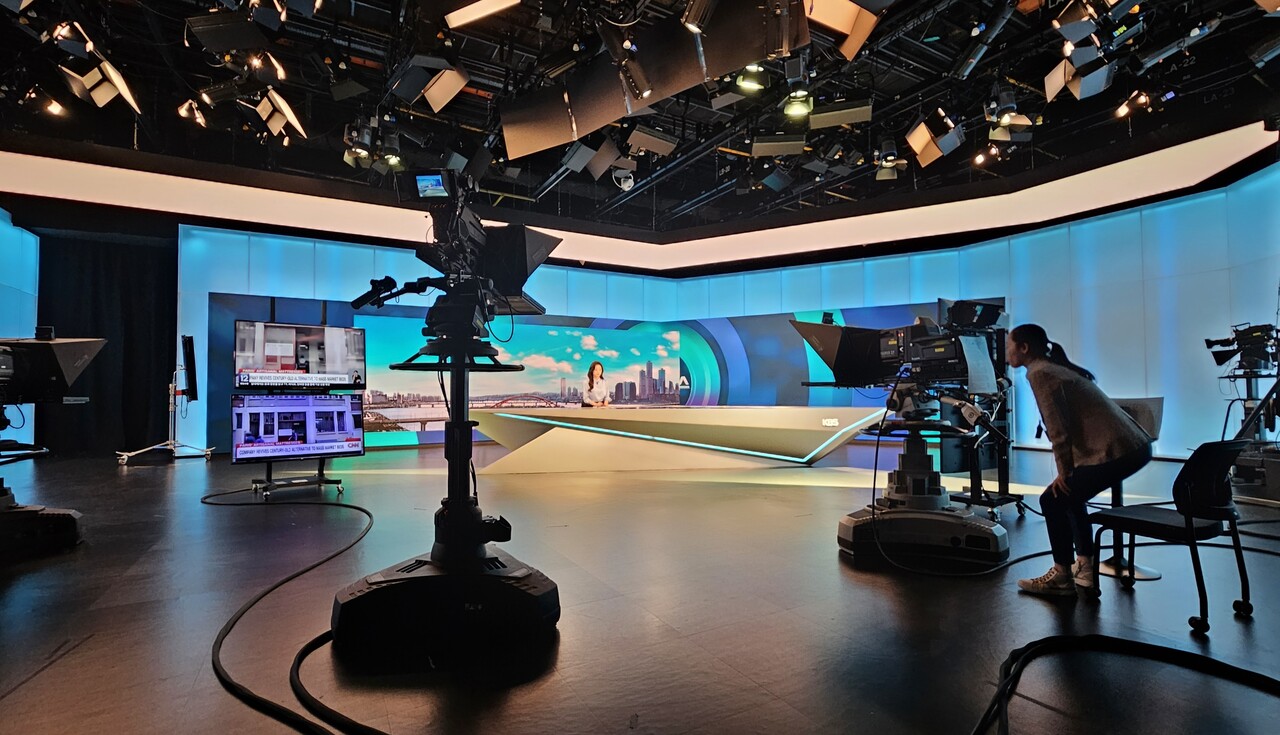 노희지 앵커가 뉴스를 전달하는 KBS스튜디오 전경. [사진=본인제공]&nbsp;<br>