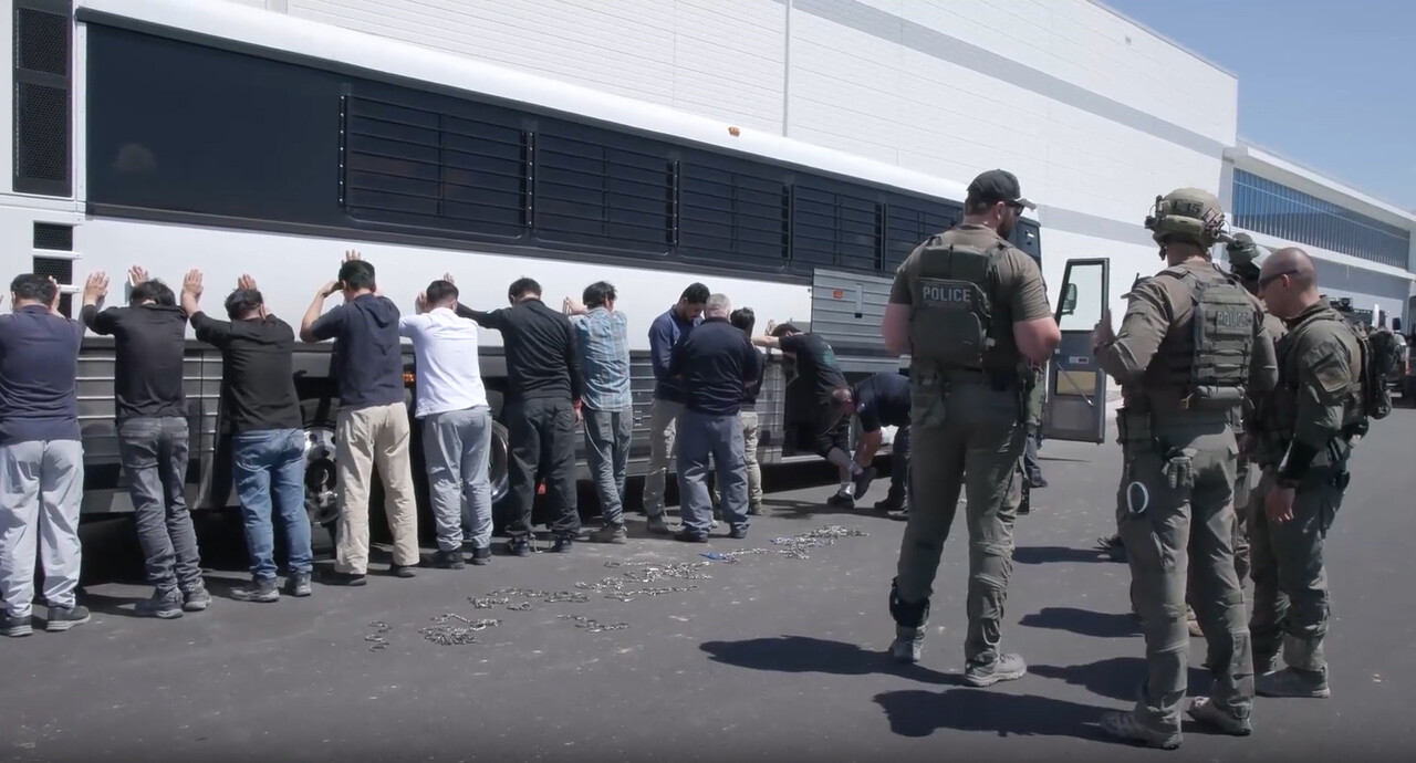 미국 이민 단속 당국이 홈페이지를 통해 지난 4일(현지시간) 조지아주 현대차그룹-LG에너지솔루션의 합작 배터리 공장 건설현장에서 벌인 불법체류·고용 단속 현장 영상을 홈페이지를 통해 공개했다. [사진=ICE 홈페이지 영상 캡쳐/뉴시스]