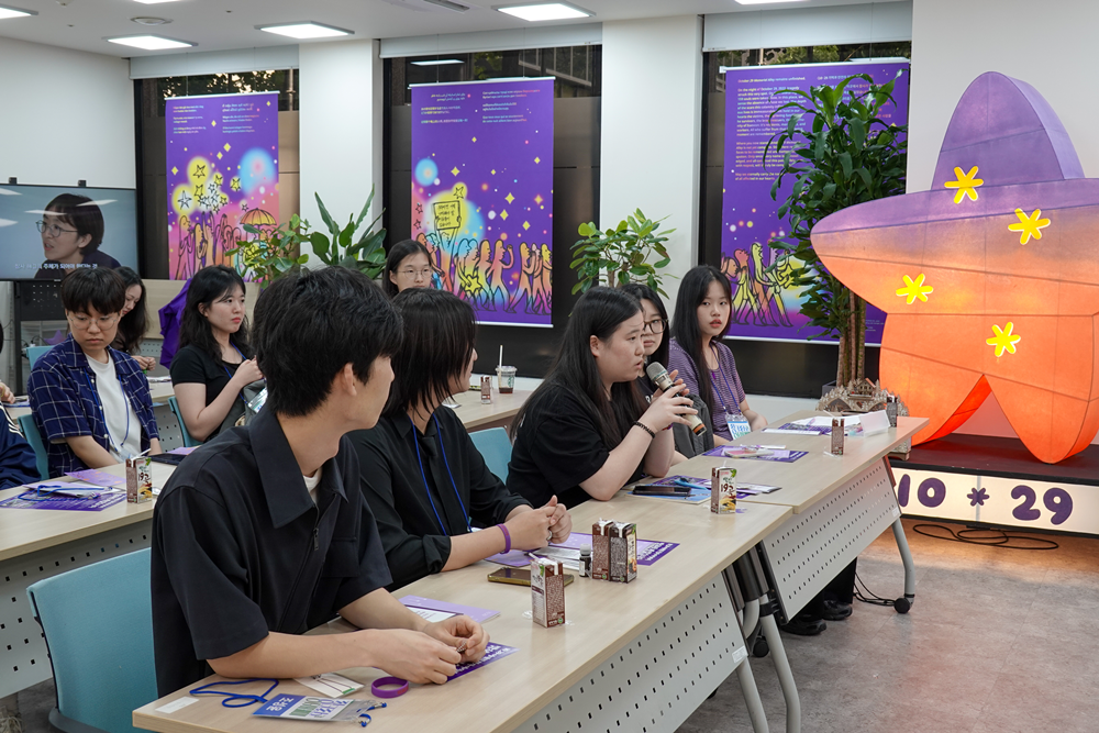 ▲별들의집 10.29 이태원참사 기억소통공간 이태원 참사 유가족과 함께하는 &lt;민주주의 앞에 남은 책임, 참사 앞에 남은 책임&gt; 간담회에서 질문하고 있는 모습이다. ⓒ 기본소득당 청년·대학생위원회<br>