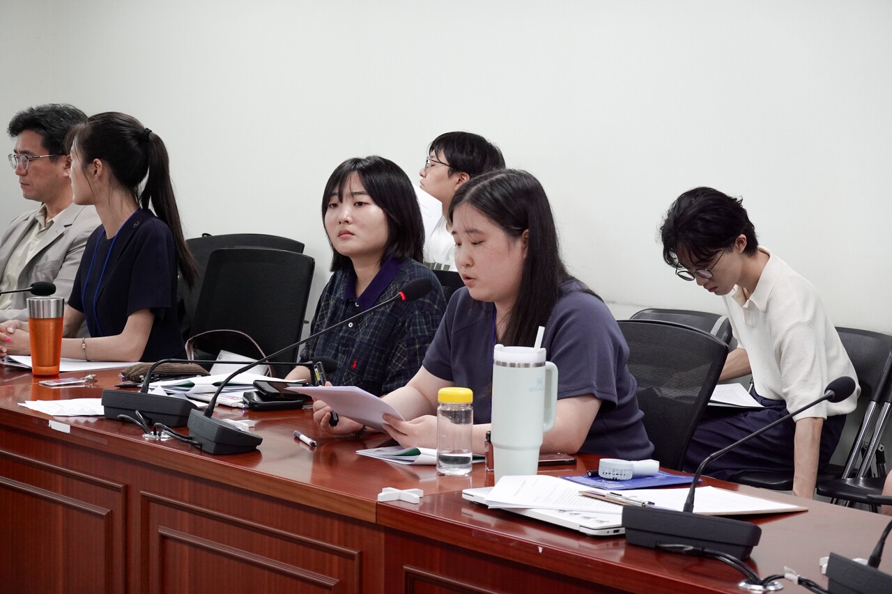 ▲ ‘링크로스 아카데미 2기’에 참여한 대학생들이 &lt;대학생이 진단하는 민주주의의 현 주소와 과제&gt; 토론회에서 파시즘 주제로 발제를 진행하고 있는 모습이다. ⓒ 기본소득당 청년·대학생위원회<br>