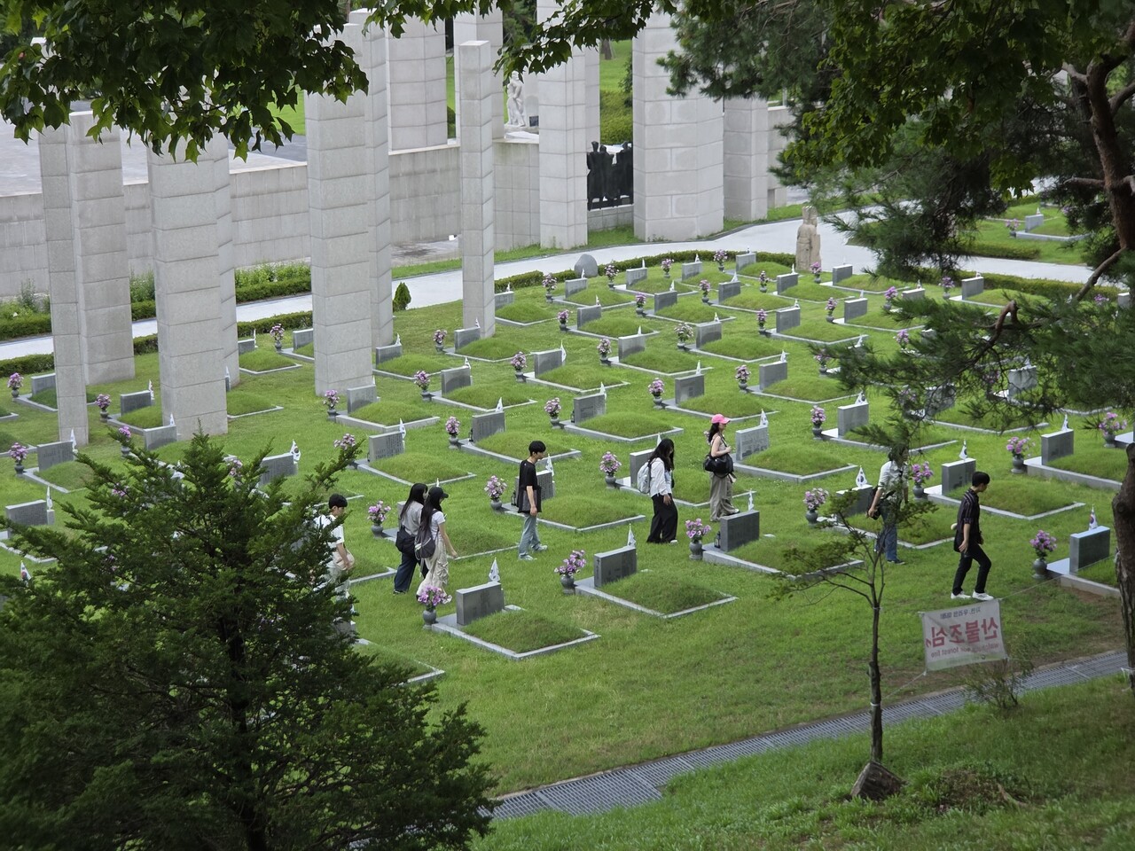 ▲ ‘링크로스 아카데미 2기’에 참여한 대학생들이 민주주의를 고민하기 위해 4·19민주묘지를 방문했을 때의 모습이다. ⓒ 기본소득당청년·대학생위원회