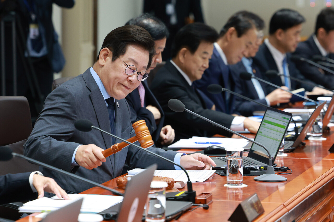이재명 대통령이 9일 서울 용산 대통령실 청사에서 열린 제41회 국무회의에서 의사봉을 두드리며 개회 선언을 하고 있다. [사진=뉴시스]