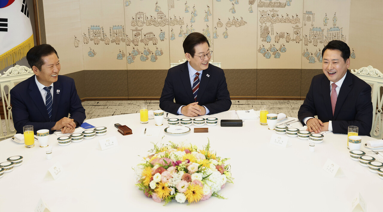&nbsp;이재명 대통령이 지난 8일 서울 용산 대통령실 청사에서 열린 여야 지도부 오찬 회동에서 정청래 더불어민주당 대표, 장동혁 국민의힘 대표와 대화하고 있는 모습. [사진제공=뉴시스]&nbsp;<br>