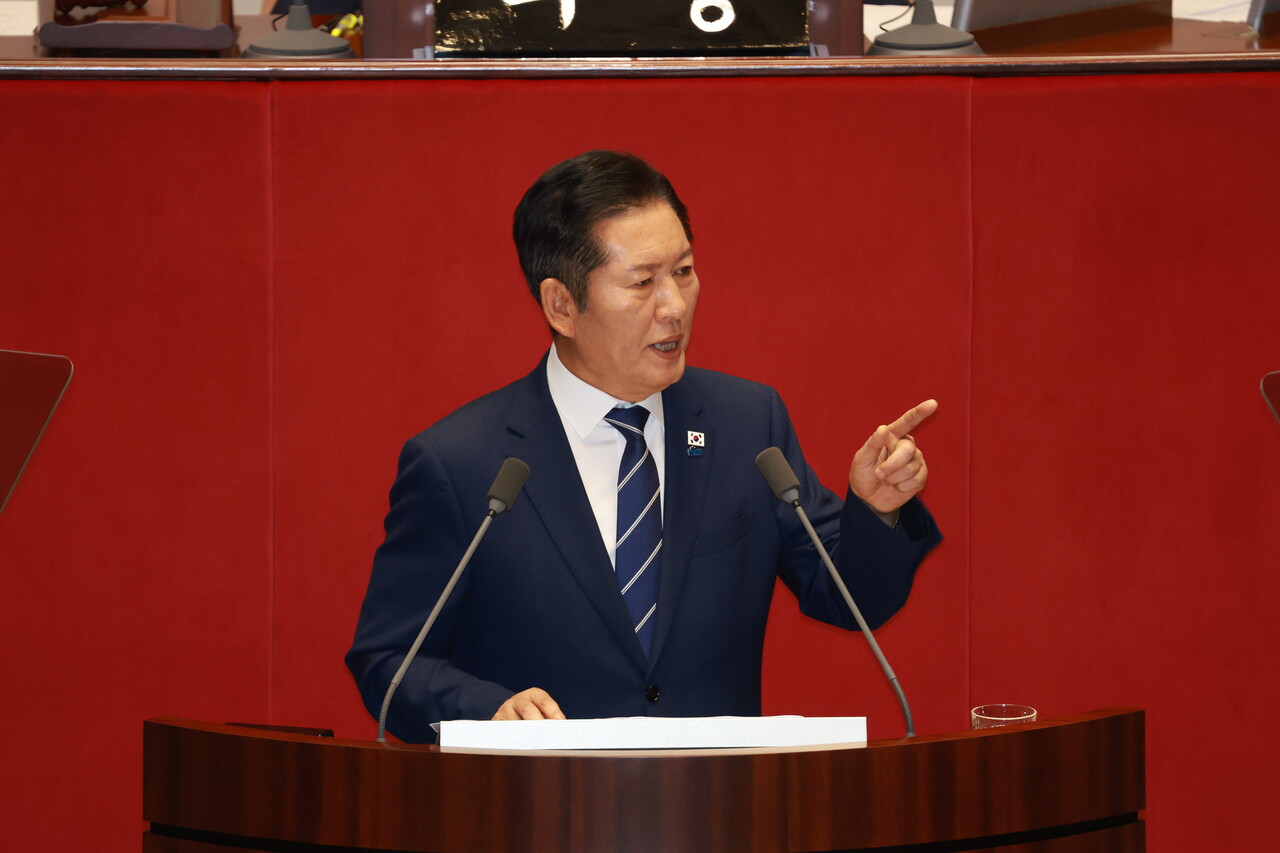 정청래 더불어민주당 대표가 9일 서울 여의도 국회에서 열린 제429회국회(정기회) 제2차 본회의에서 교섭단체 대표연설을 하고 있는 모습. [사진제공=뉴시스]<br>