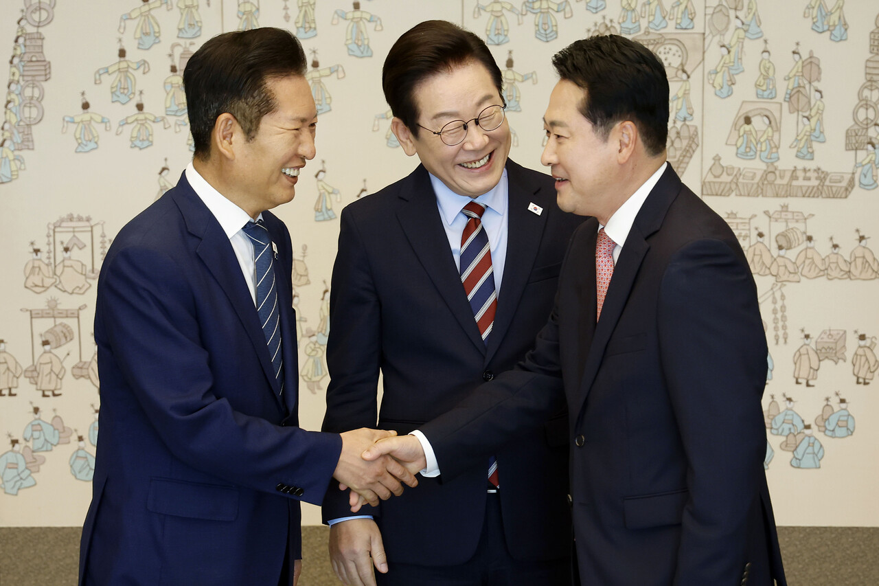 이재명 대통령이 지난 8일 서울 용산 대통령실 청사에서 열린 여야 지도부 오찬 회동에서 정청래 더불어민주당 대표와 장동혁 국민의힘 대표의 악수 모습을 보며 활짝 웃고 있는 모습. [사진제공=뉴시스]<br>