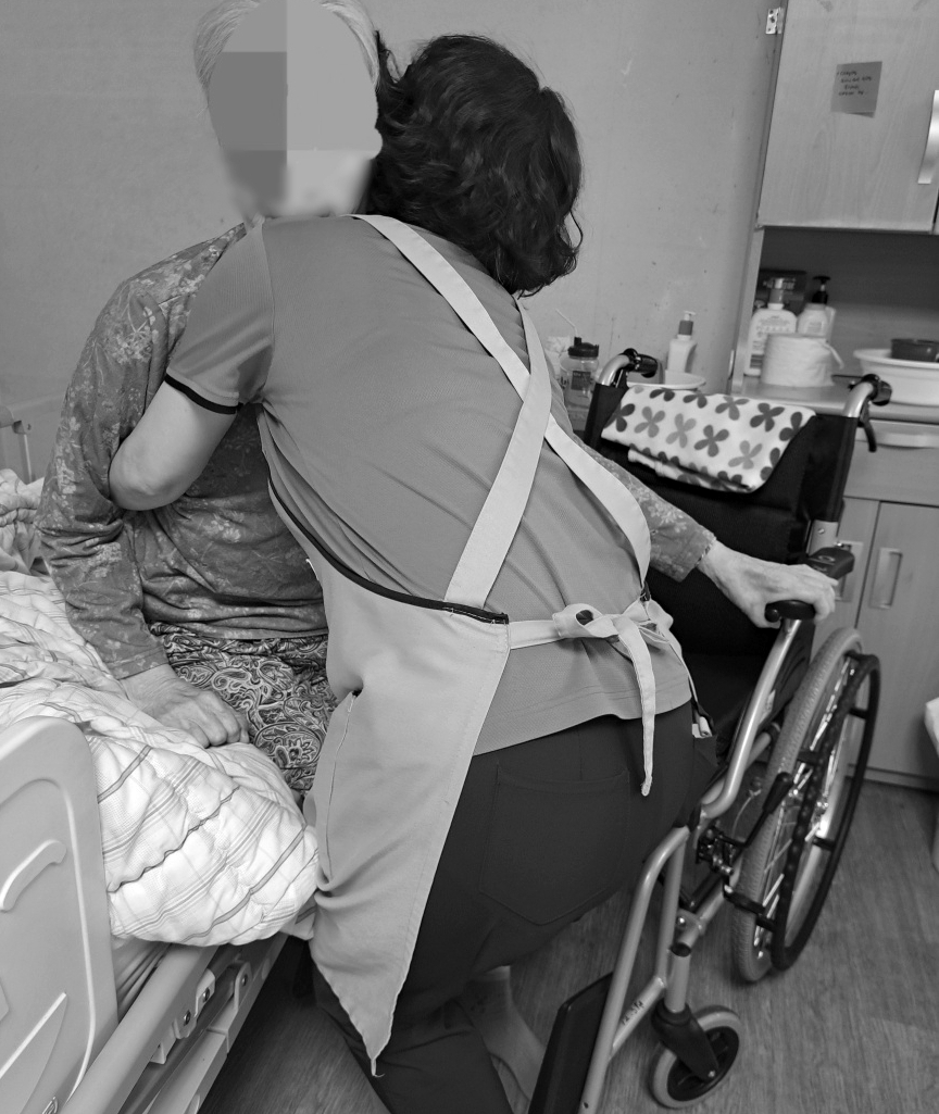 요양보호사 이은복씨의 직장동료가 어르신을 케어하고 있는 모습. [사진제공=본인]