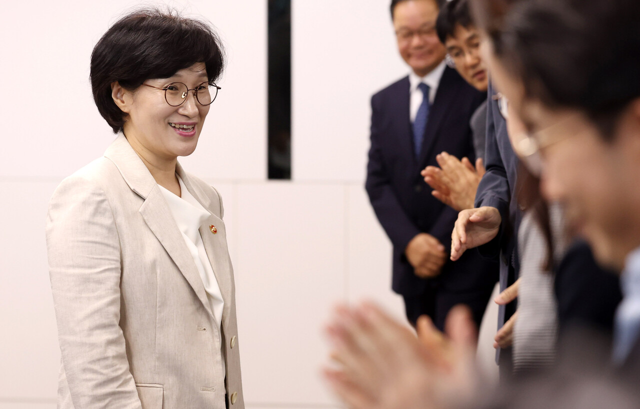 여성가족부&nbsp;원민경  장관이 10일 오후 서울 종로구 정부서울청사에서 열린 취임식에 참석해 직원들에게 환영받고 있다. [사진제공=뉴시스]<br>