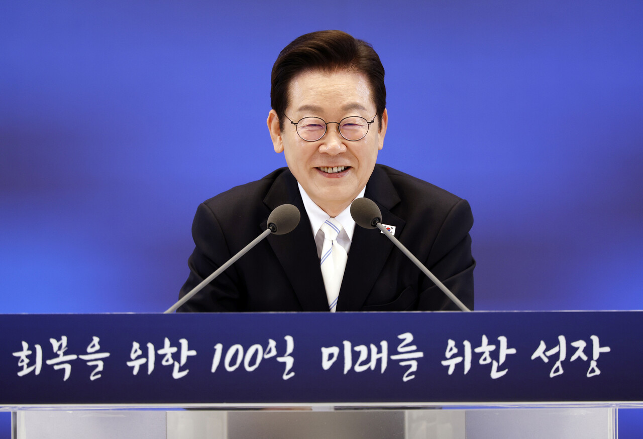 이재명 대통령이 11일 청와대 영빈관에서 개최된 취임 100일 기자회견 ‘회복을 위한 100일, 미래를 위한 성장’에서 모두발언을 하며 미소 짓고 있다. [사진제공=뉴시스]<br>