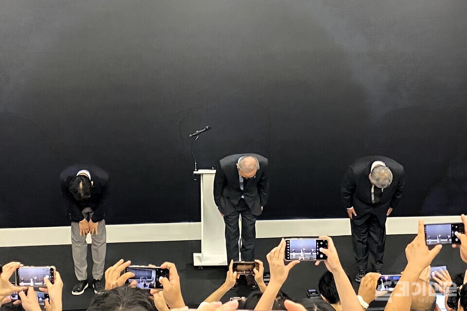 11일 서울 종로구 KT 광화문빌딩 웨스트 사옥에서 KT 김영섭 사장을 비롯한 임직원들이 최근 발생한 소액결제 피해와 관련해 고개 숙여 사과하고 있다. 왼쪽부터 KT 네트워크 부문장 서창석 부사장, KT 김영섭 사장, KT 커스터머 부문장 이현석 부사장의 모습 ⓒ투데이신문