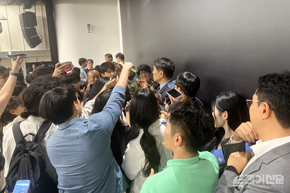 11일 서울 종로구 KT 광화문빌딩 웨스트 사옥에서 진행된 소액결제 피해 관련 간담회에서 KT 구재영 네트워크기술본부장이 취재진의 질문에 답변하고 있다. ⓒ투데이신문