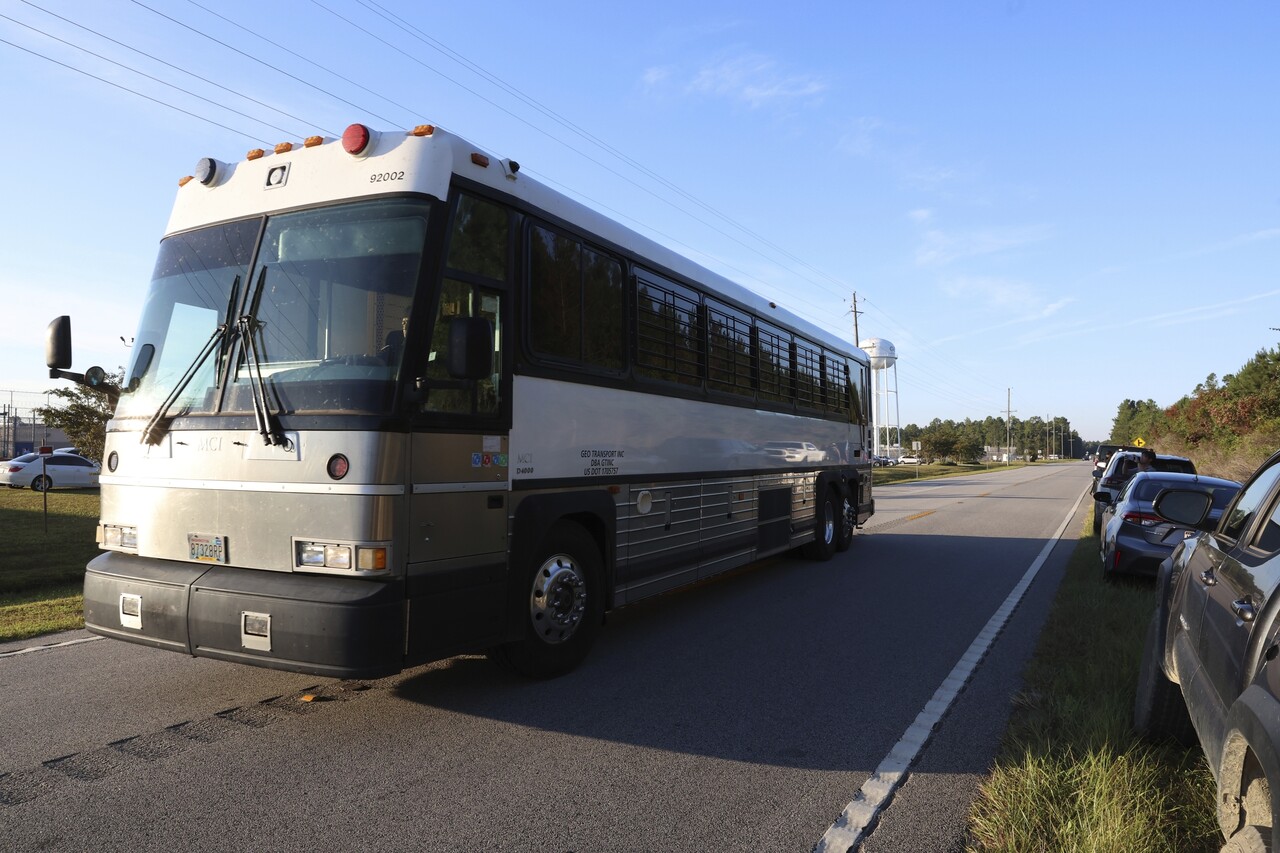 10일(현지 시간) 미국 조지아주 포크스턴 이민세관단속국(ICE) 구금시설에서 버스 한 대가 이동하고 있다. [사진=AP/뉴시스]