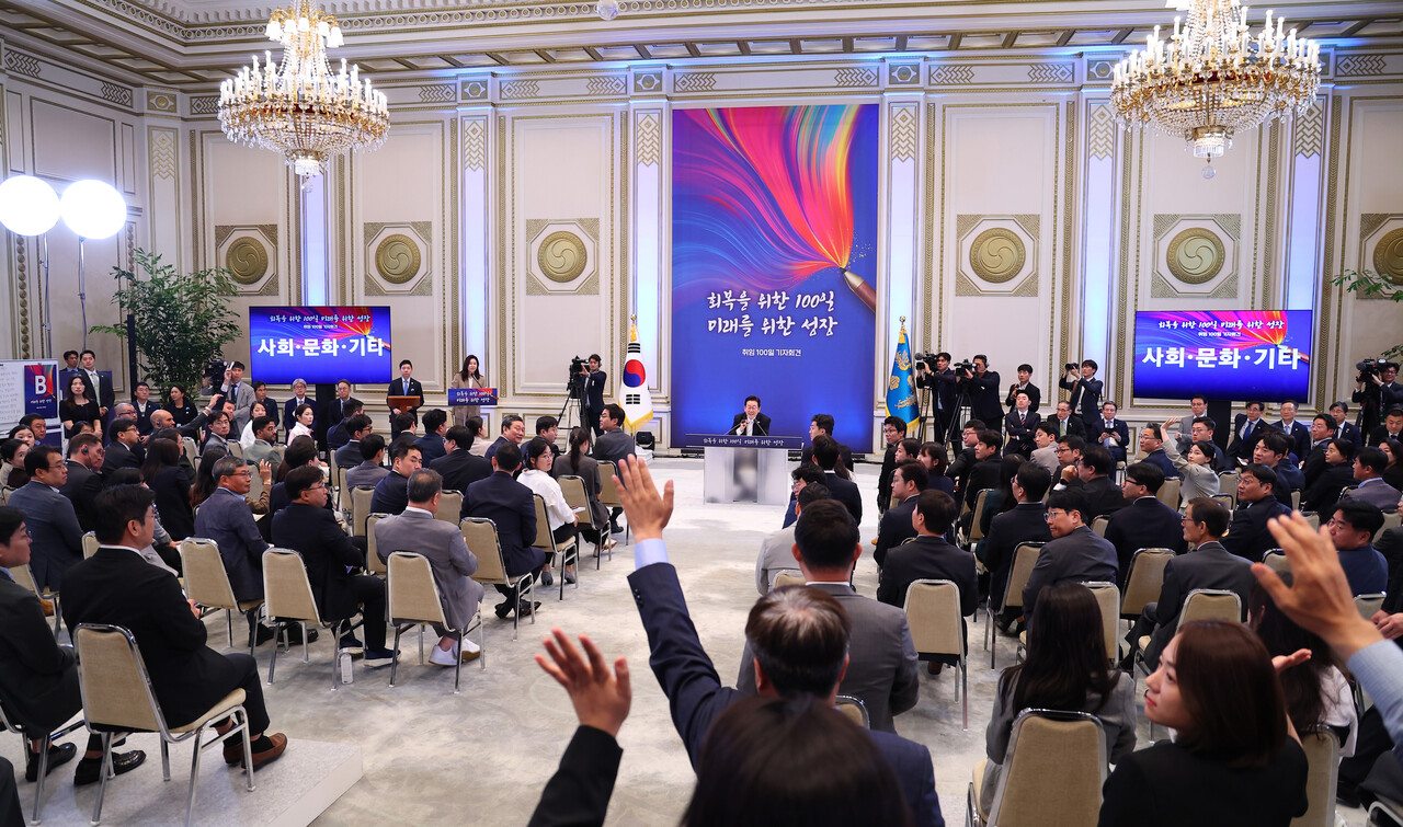 이재명 대통령이 지난 11일 청와대 영빈관에서 진행된 취임 100일 기자회견 ‘회복을 위한 100일, 미래를 위한 성장’에서 취재진과 질의응답을 하고 있다. [사진제공=뉴시스]
