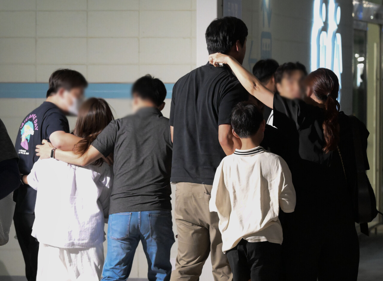 미국 이민 당국에 체포돼 구금됐다가 석방된 한국인들이 12일 오후 인천국제공항 P2 장기주차장에서 가족들과 상봉하고 있다. [사진제공=뉴시스]