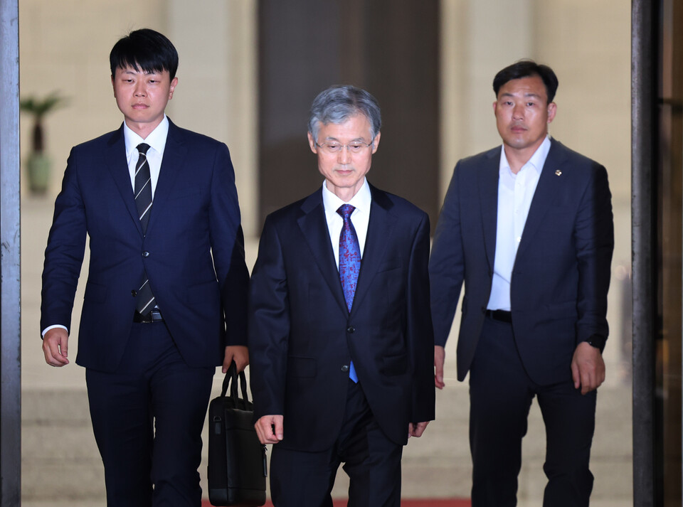 여권의 사퇴 압박을 받은 조희대 대법원장이 15일 서울 서초구 대법원에서 퇴근하고 있다. [사진제공=뉴시스]