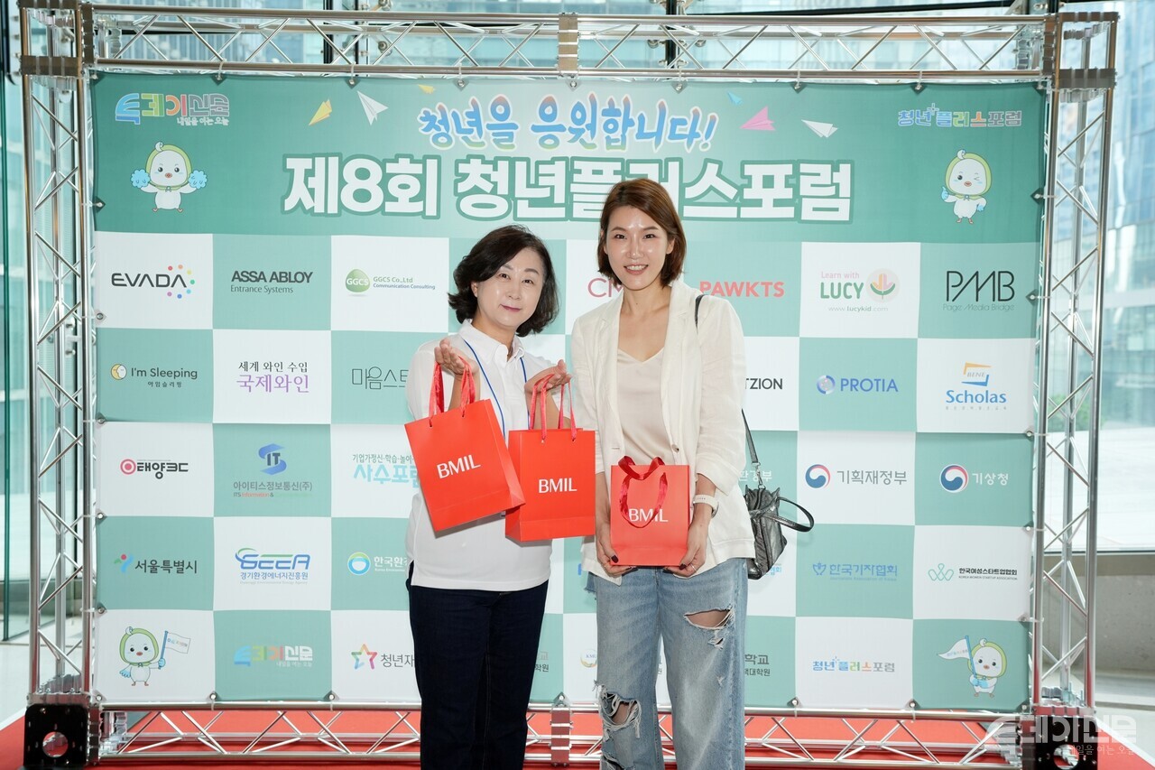 16일 열린 청년플러스포럼 ‘NEW Green Generation: 청년과 기후테크, 탄소중립의 길을 열다’에서 투데이신문 박애경 대표와 비밀(BMIL) 구미연 대표가 기념촬영을 하고 있다. ⓒ투데이신문