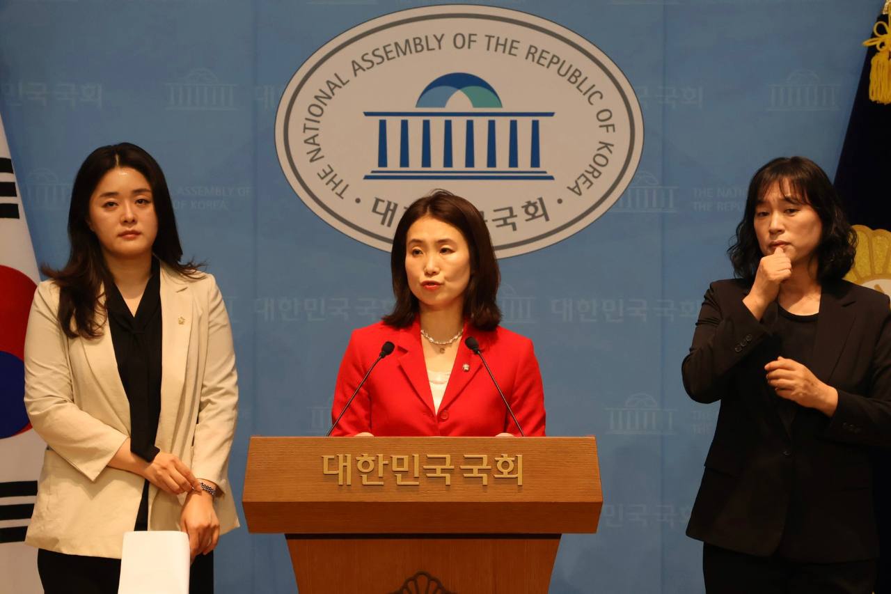 국민의힘 김소희 의원이 15일 국회 소통관에서 기자회견을 열고 고(故) 오요안나 MBC 기상캐스터 사건과 관련해 고용노동부 특별근로감독 결과를 비판하며 재조사를 촉구하고 있다. [사진제공=김소희 의원실]&nbsp;