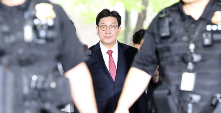 전직 통일교 간부에게 불법 정치자금을 수수한 혐의를 받는 권성동 국민의힘 의원이 16일 서울 서초구 서울중앙지법으로 구속 전 피의자 심문(영장실질심사)을 받기 위해 이동하고 있다. [사진제공=뉴시스]