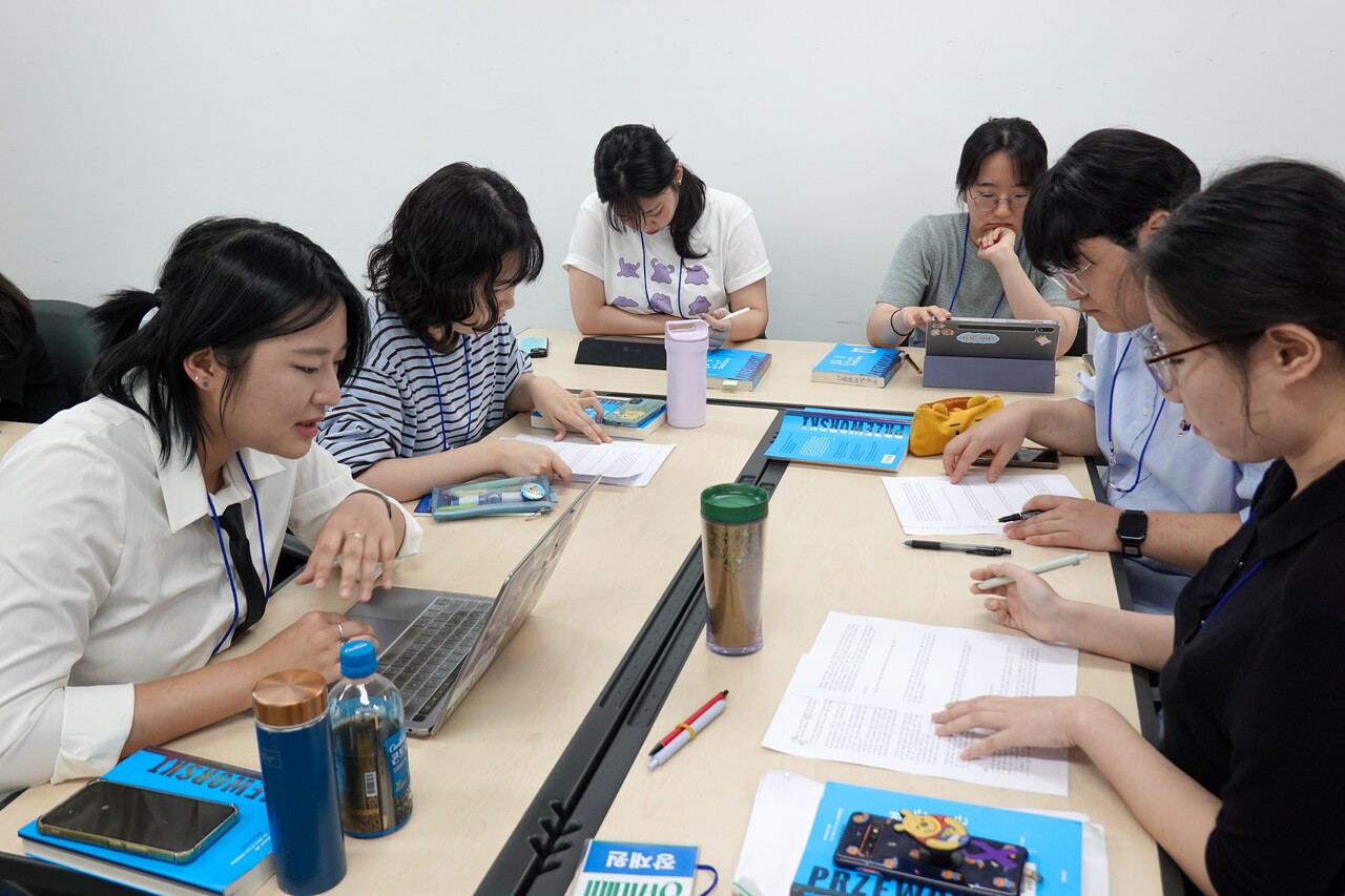 ‘링크로스 아카데미 2기’에 참여한 대학생들이 민주주의를 주제로 세미나를 진행하는 모습. [사진제공=기본소득당 청년·대학생위원회]&nbsp;<br>