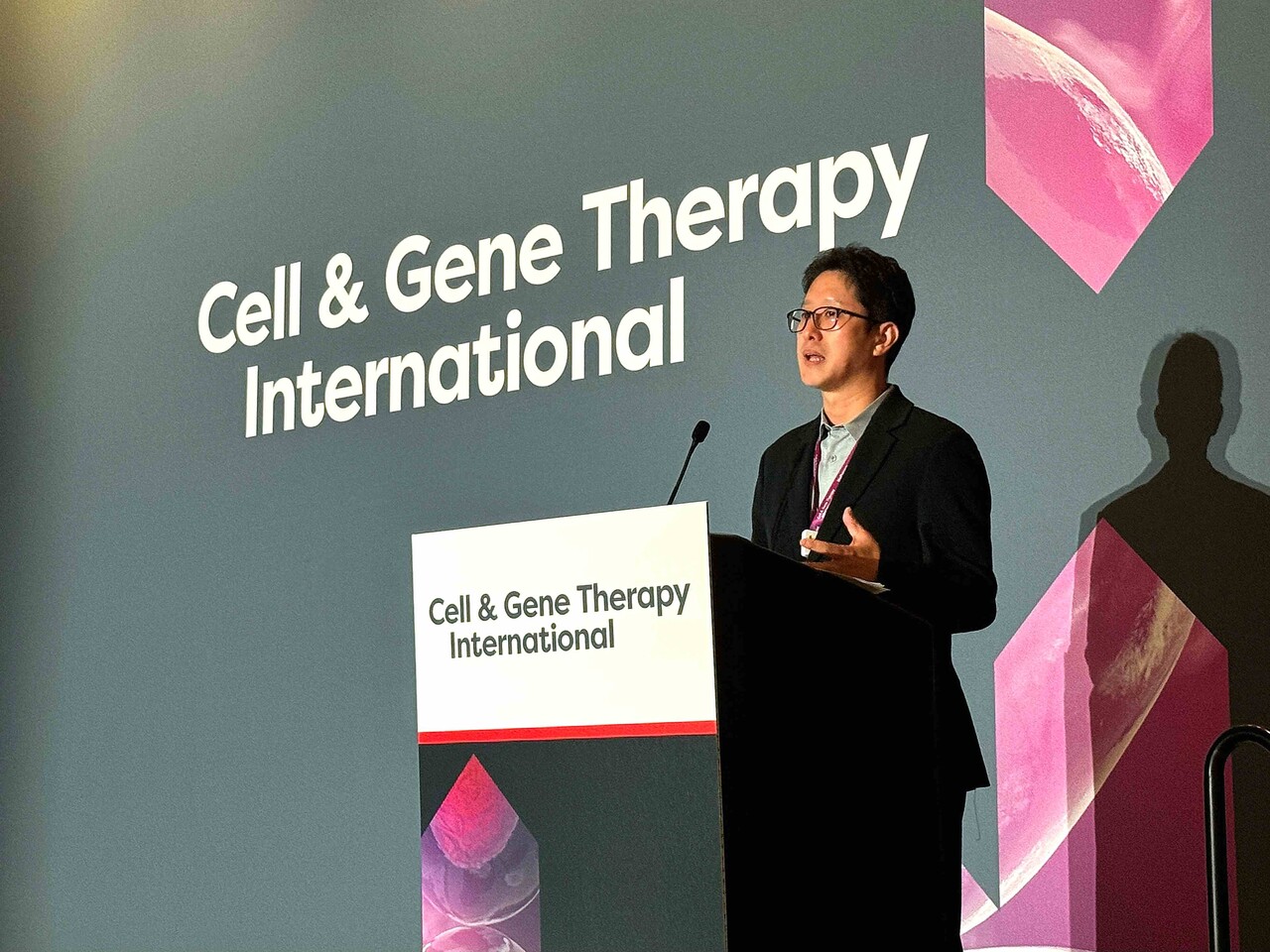 16일(현지 시간) 미국 보스턴에서 열린 ‘2025 바이오프로세스 인터내셔널’ 스피킹 세션에서 삼성바이오로직스 항체배양PD팀  이태희 상무가 발표하고 있다. [사진=삼성바이오로직스]