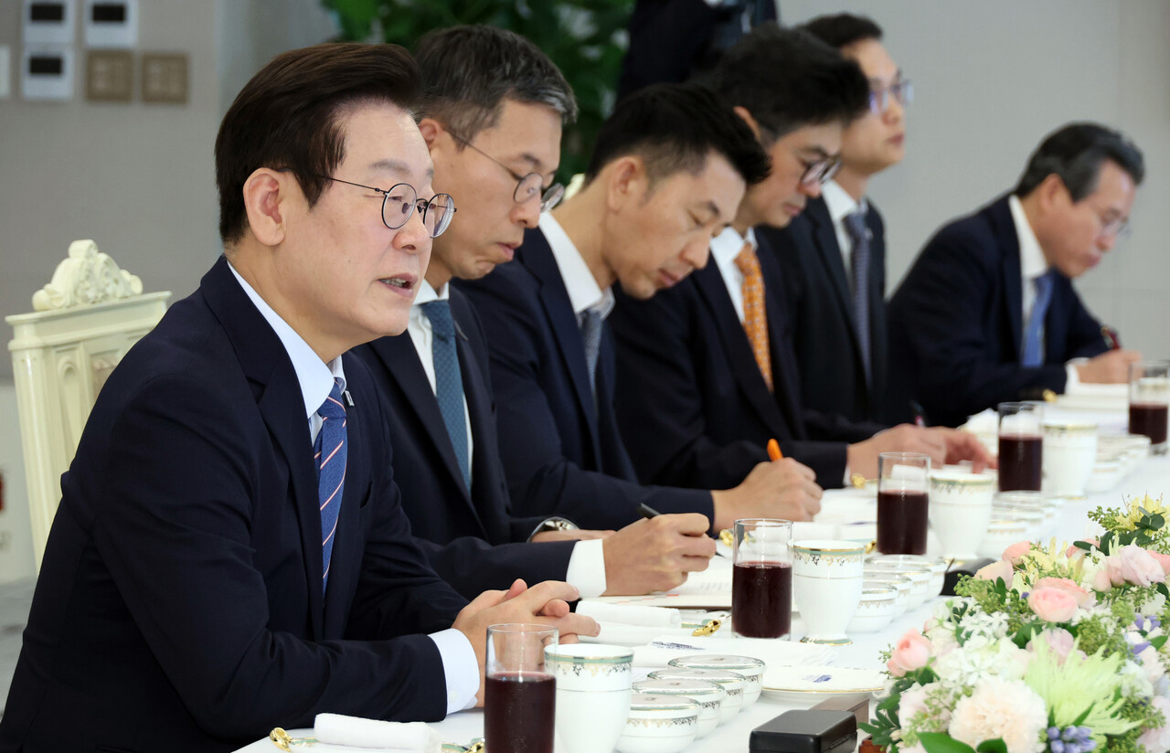 이재명 대통령이 18일 서울 용산 대통령실 청사에서 열린 증권사 리서치센터장 오찬 간담회에서 발언하고 있다. [사진=뉴시스]