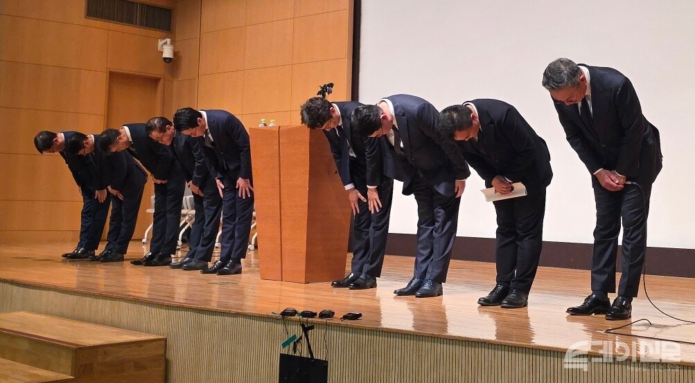 대국민 사과에 나선 롯데카드 조좌진 대표와 임원진 ⓒ투데이신문