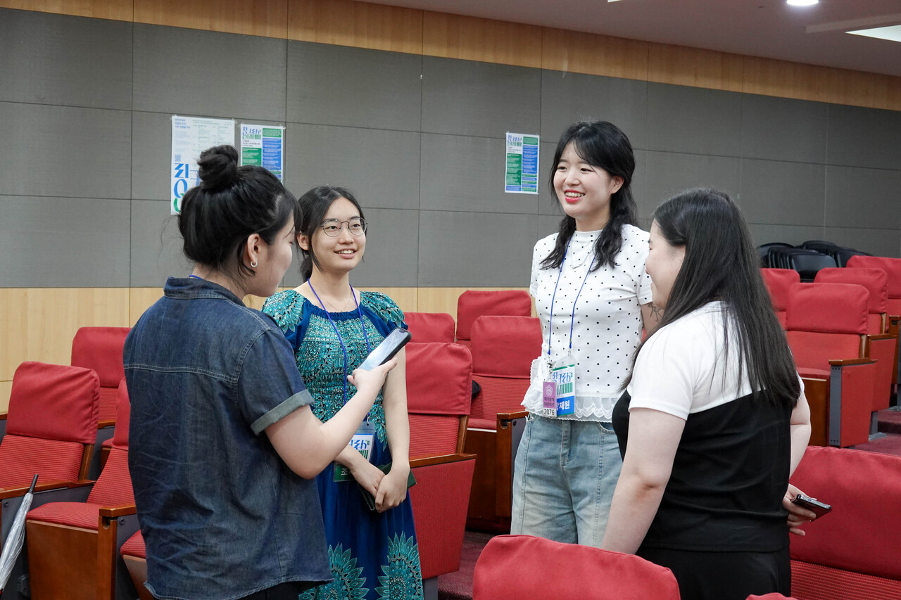 링크로스 참여자들이 담소를 나누고 있는 모습이다. [사진제공=기본소득당청년·대학생위원회]&nbsp;<br>