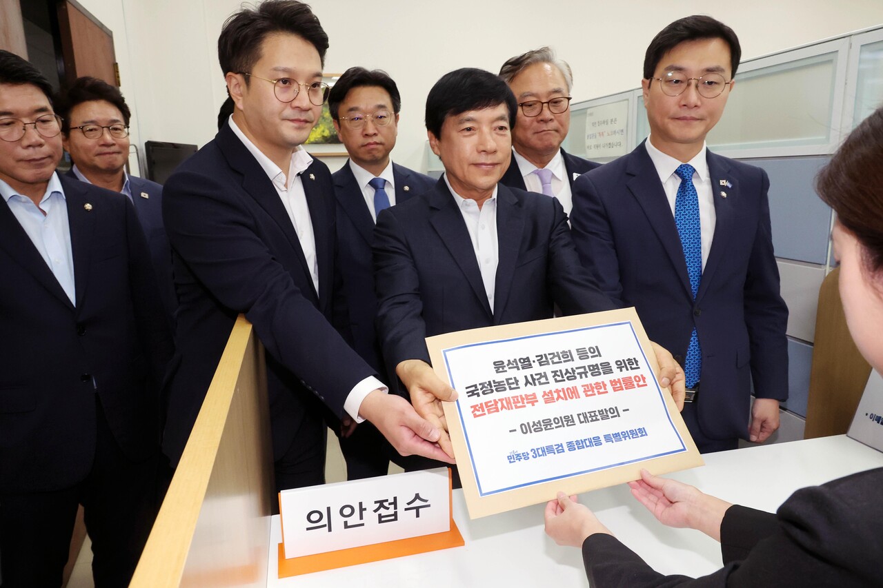 더불어민주당 3대특검 종합대응특위 위원들이 지난 18일 서울 여의도 국회 의안과에서 내란국정농단 전담재판부 설치법을 제출하고 있는 모습. [사진제공=뉴시스]