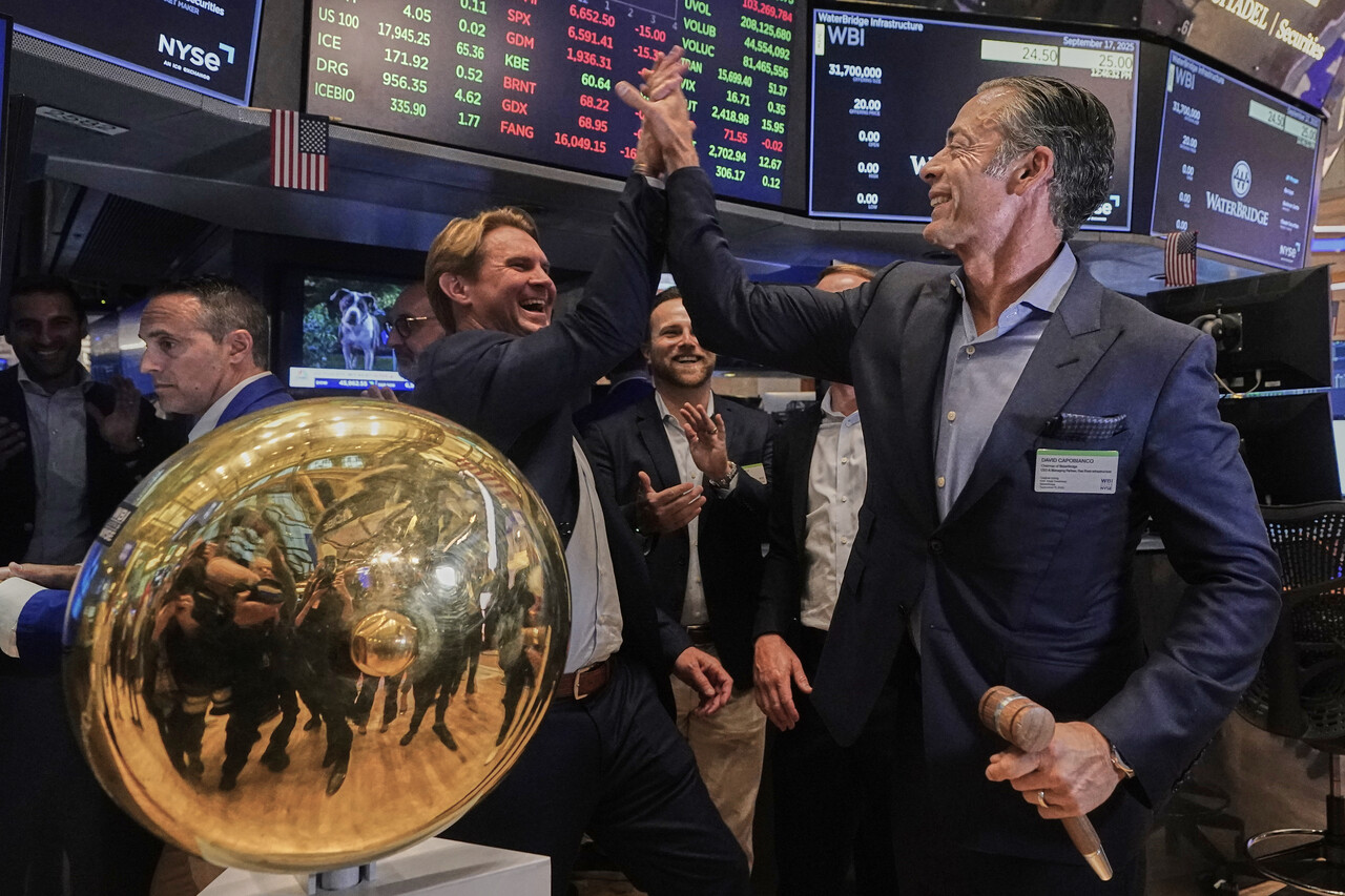 뉴욕 증권거래소(NYSE)에서 지난 17일 존 롱 CEO와 데이비드 캐퍼비앙코 회장이 하이파이브를 하고 있다. [사진=AP/뉴시스]