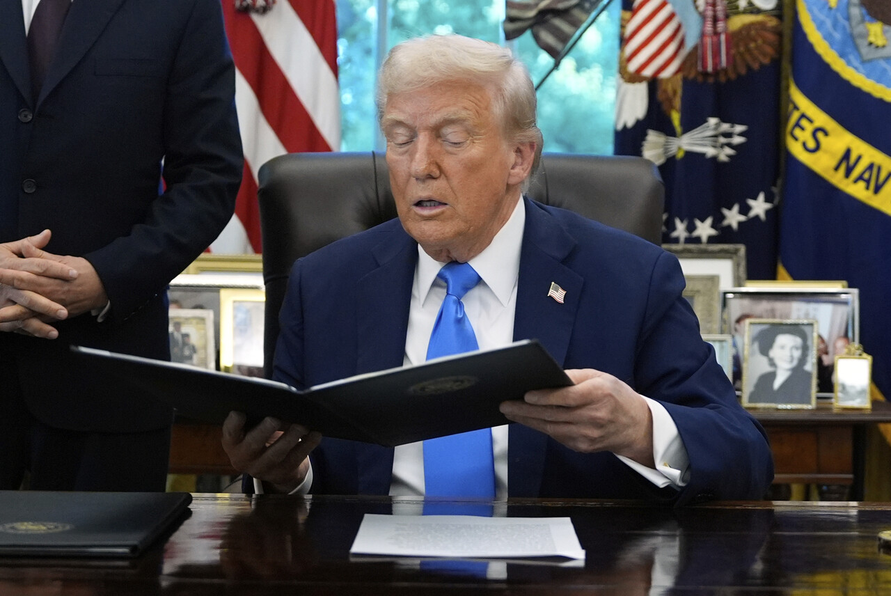 도널드 트럼프 미 대통령이 19일(현지시각) 비자 제도 관련 행정명령에 서명하고 있는 모습. [사진제공=뉴시스/AP]<br>