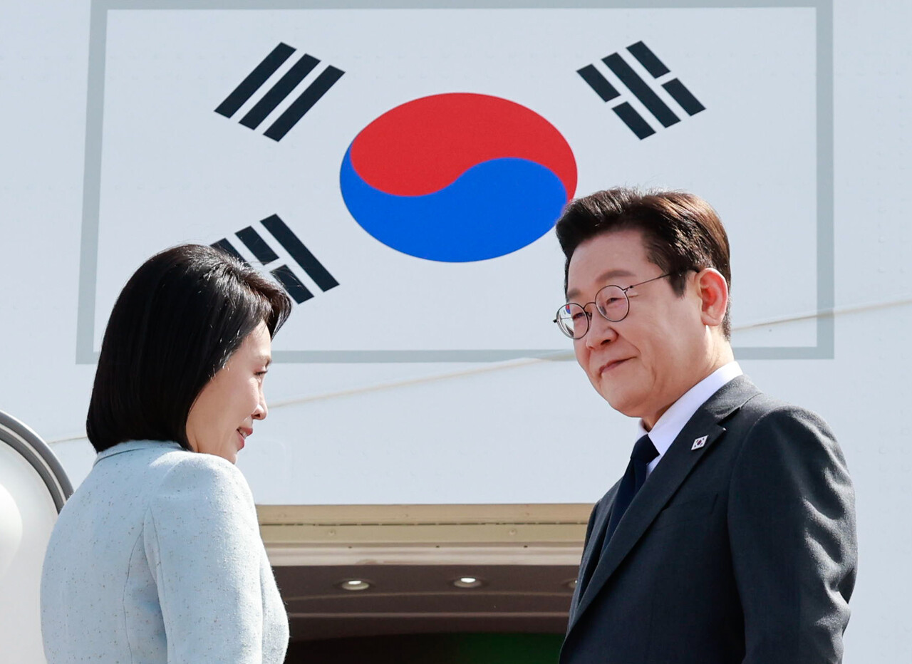 유엔 총회에 참석하기 위해 이재명 대통령과 김혜경 여사가 22일 경기 성남 소재 서울공항에서 공군 1호기에 탑승하고 있다. [사진제공=뉴시스]<br>