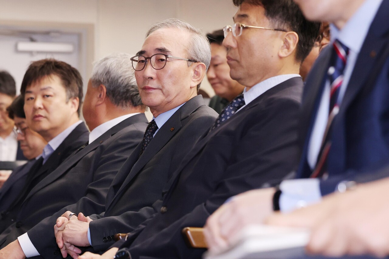 KT 김영섭 대표이사가 지난 11일 오후 서울 종로구 KT 광화문 West 사옥에서 열린 소액결제 피해 관련 기자 브리핑에 참석하고 있다. [사진=뉴시스]