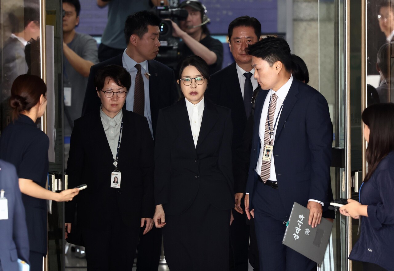 윤석열 전 대통령 부인 김건희씨가 지난 8월 12일 서울 서초구 서울중앙지법에서 열린 구속 전 피의자 심문을 마친 뒤 법원을 나서고 있다. [사진제공=뉴시스]