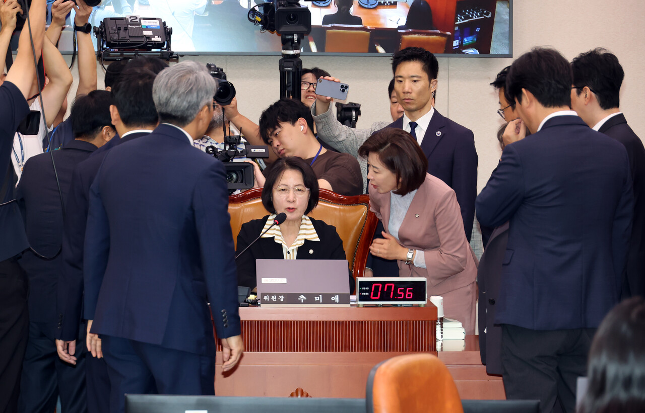 나경원 등 국민의힘 법사위원들이 22일 서울 여의도 국회에서 열린 법제사법위원회의 검찰개혁 입법청문회에서 추미애 법사위원장에게 항의하고 있는 모습. [사진제공=뉴시스]<br>