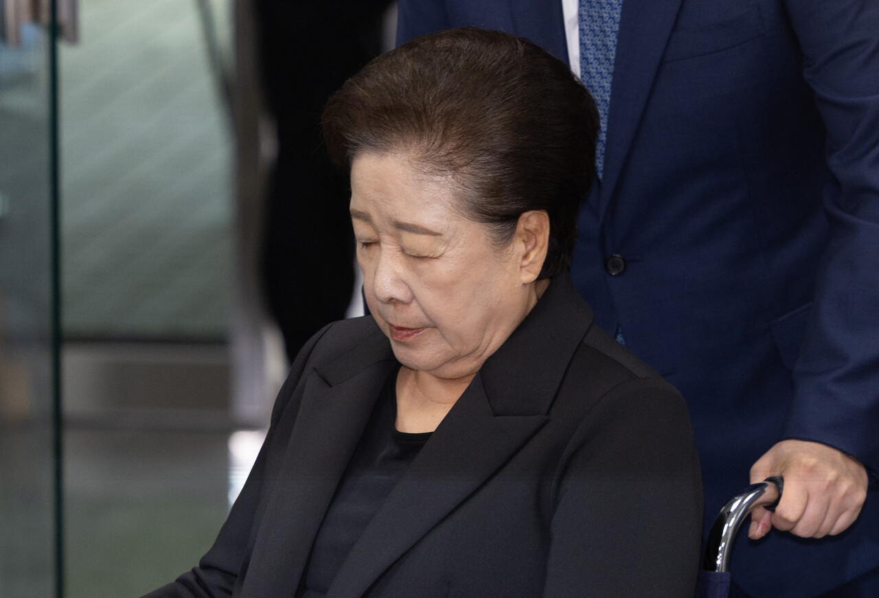 청탁금지법과 정치자금법 위반 등 혐의를 받는 한학자 통일교 총재가 22일 오후 서울 서초구 서울중앙지방법원에서 열린 영장실질심사(구속 전 피의자 심문)에 출석하고 있다. [사진제공=뉴시스]