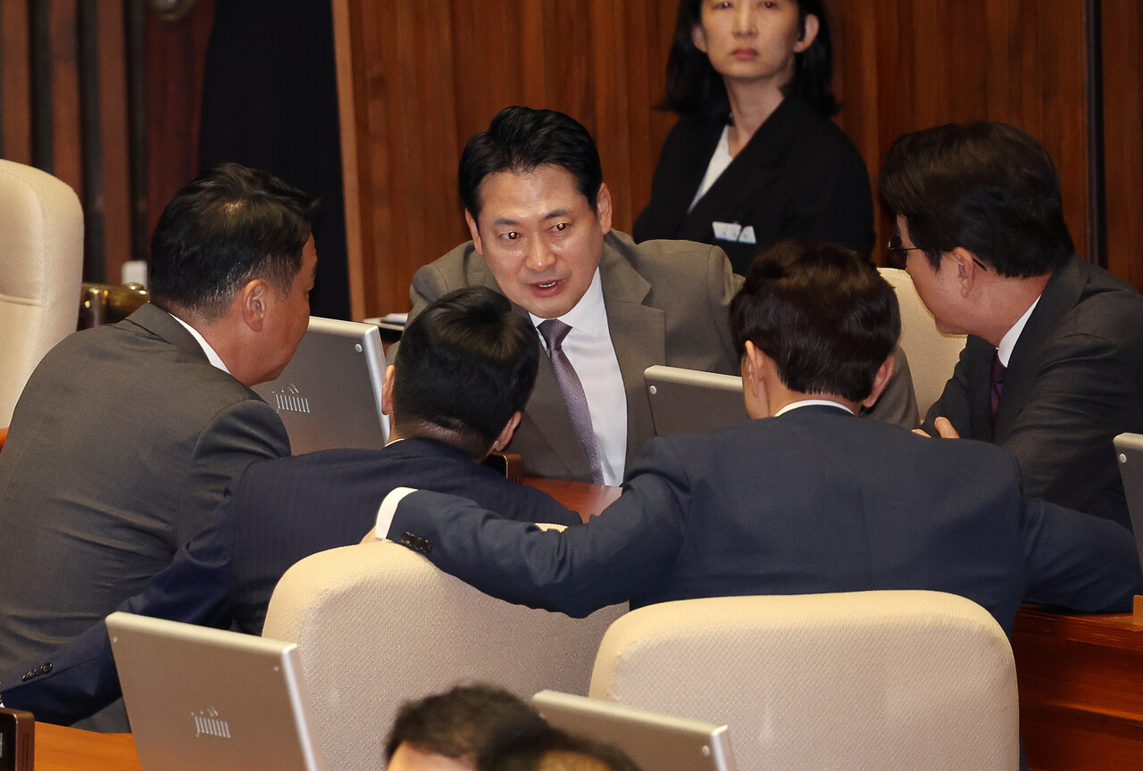 장동혁 국민의힘 대표와 당 지도부가 16일 오전 서울 여의도 국회에서 열린 본회의에서 대화를 나누고 있다. [사진제공=뉴시스]