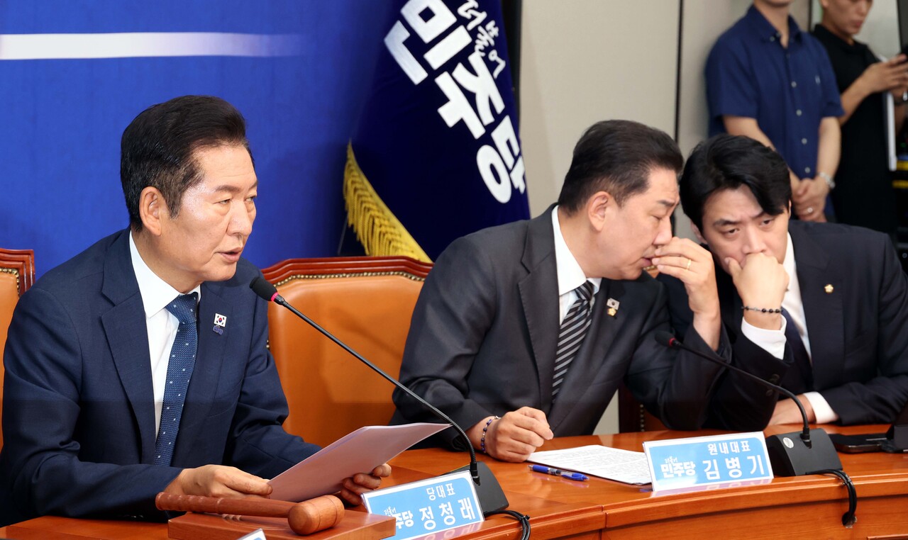 정청래 더불어민주당 대표가 지난 12일 오전 서울 여의도 국회에서 열린 최고위원회의에서 발언을 하고 있는 가운데 김병기 원내대표와 한준호 최고위원이 대화를 하고 있다. [사진제공=뉴시스]&nbsp;<br>