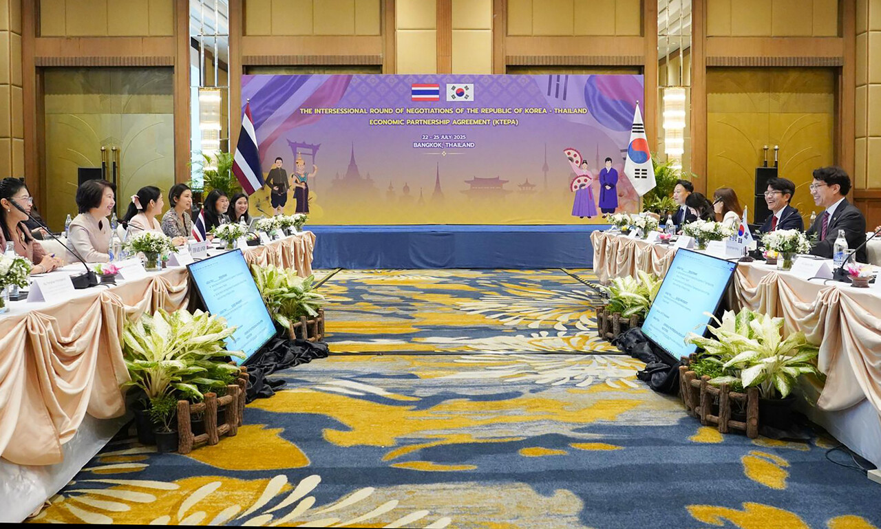 노건기 산업통상자원부 통상교섭실장이 지난 22일 태국 방콕에서 열린 한-태국 경제동반자협정 회기간협상 개회식에서 초티마 이음사와스디쿨 태국 상무부 통상교섭국장을 비롯한 정부대표관과 만나 인사말을 하고 있다. [사진=산업통상자원부/뉴시스]