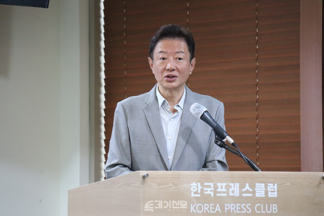 24일 오전 서울 중구 프레스센터에서 열린 &lt;트렌드 코리아 2026&gt; 미디어데이에서 저자 김난도 교수가 책에 대해 소개하고 있다.&nbsp;©투데이신문