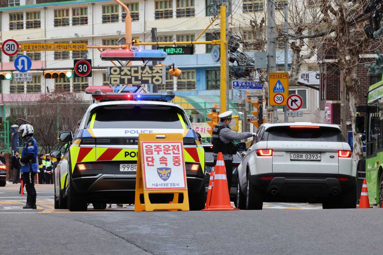 스쿨존에서 음주운전 단속 중인 경찰 [사진=뉴시스]