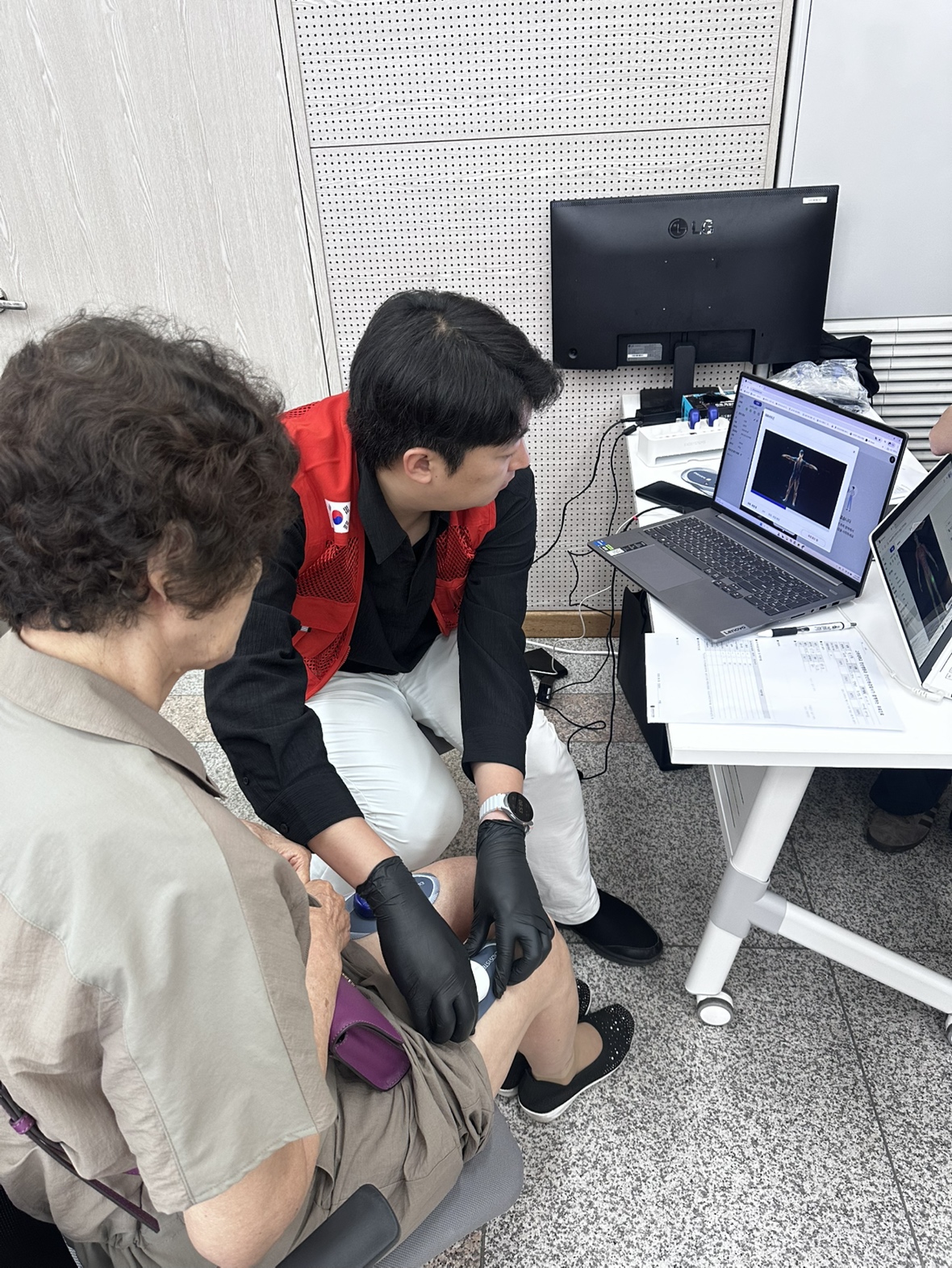 지난 8월 30일 안산시청 별관 4층에서 북한이탈주민이 근감소증 분석 솔루션 ‘엑소메드-딥사크’를 통해 근감소 상태를 확인하고 있다. [사진=대웅제약]