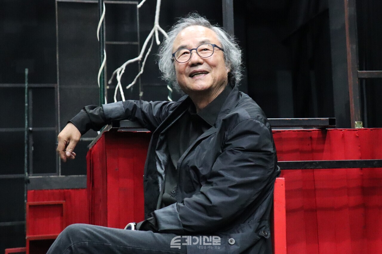 55년차 배우 정동환이 투데이신문과 인터뷰하고 있다.&nbsp;©투데이신문