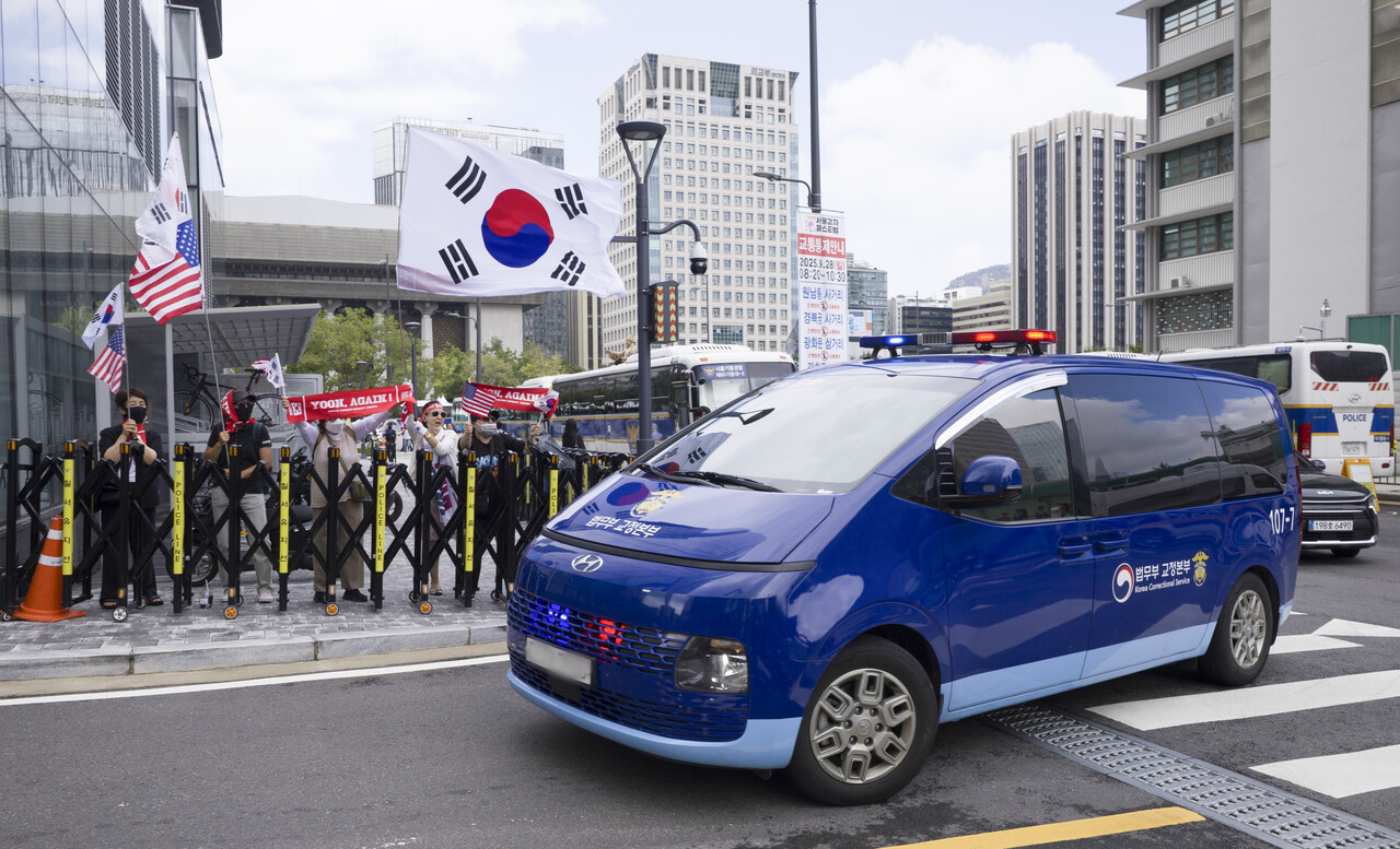 이우환 화백의 그림과 관련한 의혹 등을 받는 김건희 여사가 탑승한 호송차가 25일 서울 종로구 김건희특검팀 사무실로 들어서고 있다. [사진제공=뉴시스]