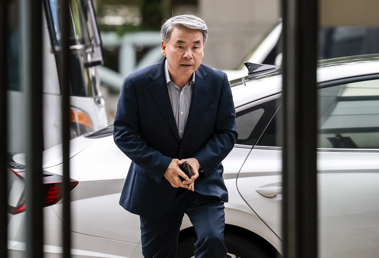 이종섭 전 국방부 장관이 25일 서울 서초구 순직해병 특별검사팀 사무실에 피의자 조사를 받기 위해 출석하고 있다. [사진제공=뉴시스]