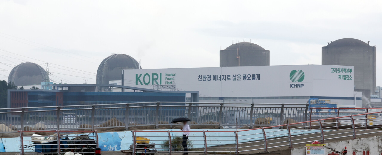 부산 기장군의 한 마을에서 바라본 고리원전 2호기(오른쪽 두 번째)와 영구 정지 8년 만인 지난 6월 해체가 결정된 고리원전 1호기(맨 오른쪽) 모습. [사진=뉴시스]