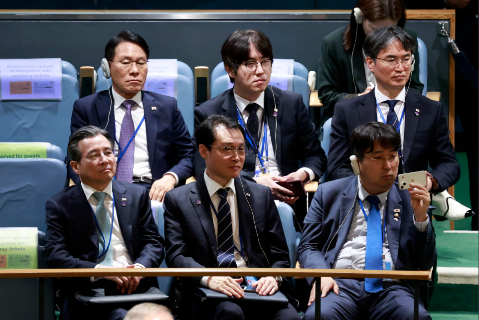 23일(현지 시각) 미국 뉴욕 유엔 본부에서 열린 제80차 유엔 총회에서 대통령실 참모들이 이 대통령의 연설을 듣고 있다. 황인권 대통령 경호처장, 하정우 AI미래기획수석, 최희덕 국가안보실 외교정책비서관, 차지호 더불어민주당 의원, 이규연 홍보소통수석, 김용범 정책실장(뒷줄 왼쪽부터 시계방향). [사진제공=뉴시스