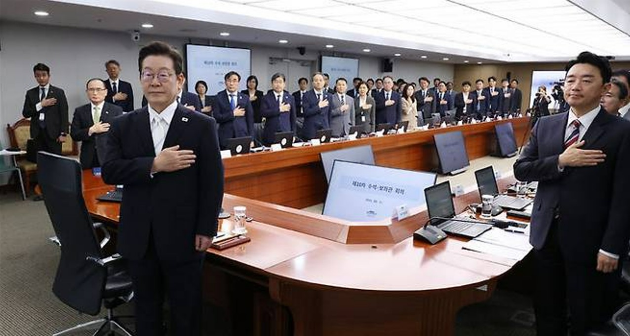 이재명 대통령이 11일 서울 용산 대통령실 청사에서 열린 수석·보좌관 회의에서 참석자들과 국민의례를 하고 있다. [사진제공=대통령실통신사진기자단]