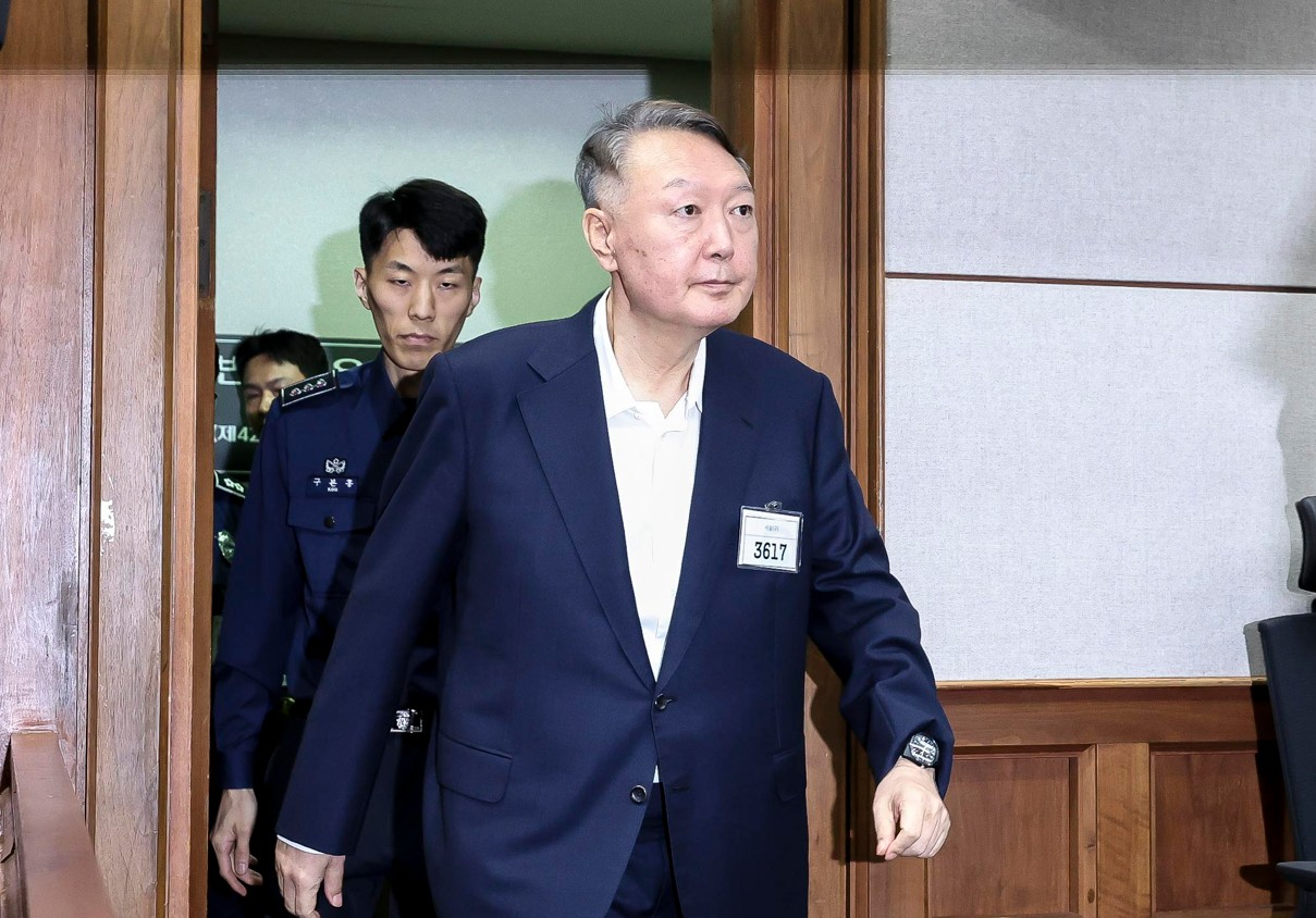 윤석열 전 대통령이 26일 서울 서초구 서울중앙지법에서 열린 특수공무집행방해, 직권남용 권리행사 방해 혐의 재판에 출석하고 있다. [사진제공=뉴시스]