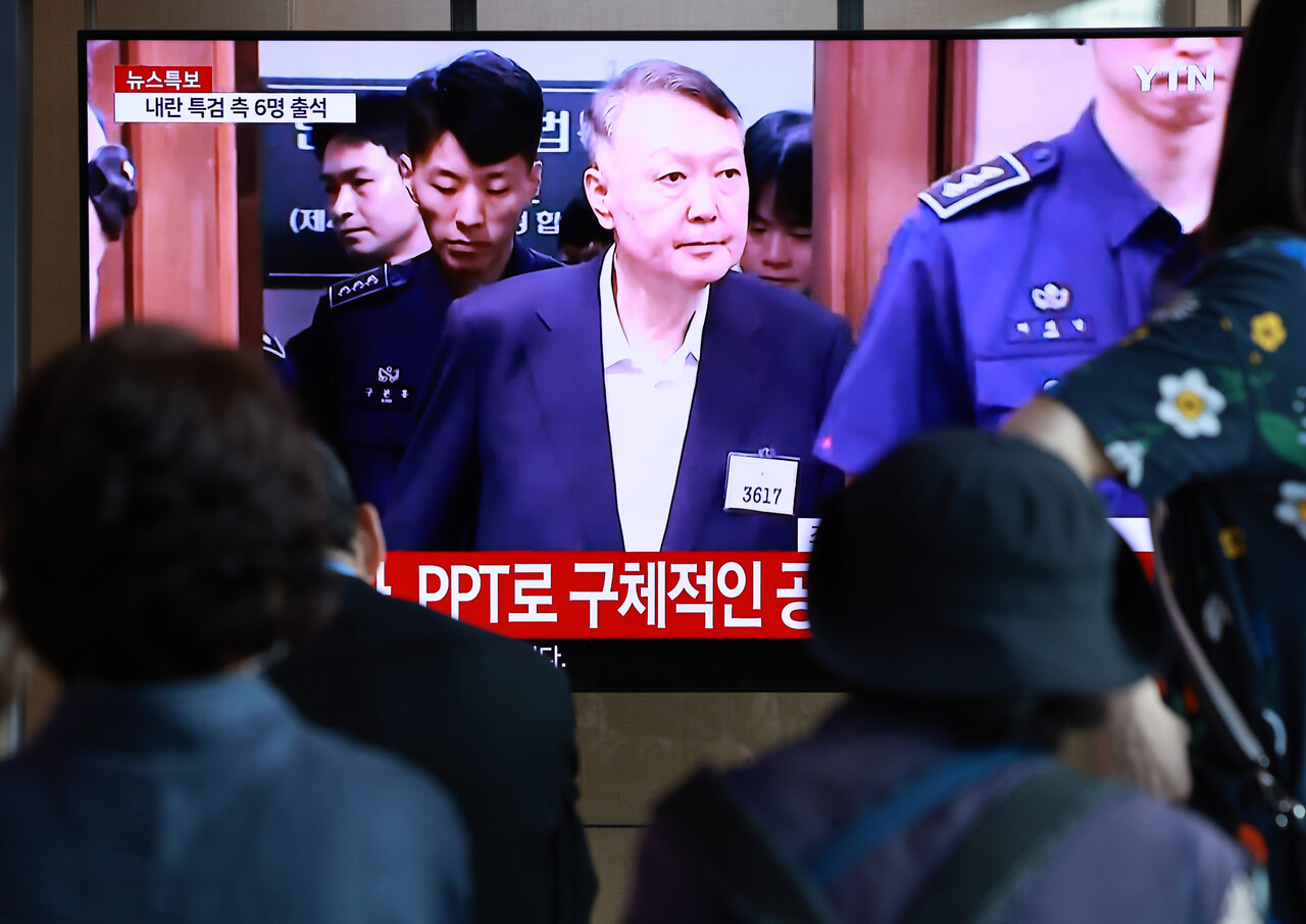 시민들이 26일 서울 용산구 서울역 대합실에서 윤석열 전 대통령의 특수공무집행방해, 직권남용권리행사 방해 등 혐의 사건 첫 공판기일 중계를 시청하고 있다. [사진제공=뉴시스]