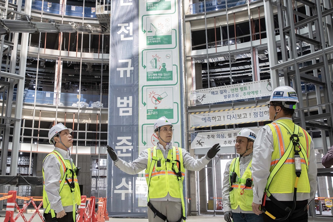 현대건설 이한우 대표이사가 지난 4월 25일 수원시 영통구 현대 하이테크센터 현장에서 ‘건설 현장 내 추락사고 예방 및 안전문화 확산 릴레이 캠페인’을 진행하고 있다. [사진=현대건설]